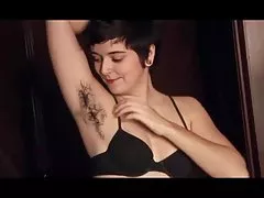 Seksi kosmato muco babe govori o laseh neverjetno telo