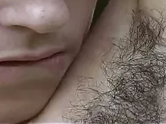 Seksi dekle zelo poraščeno z mlečno prsi