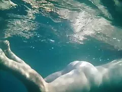 Gola golih nemški milf z majhnimi joški radi pokažejo muco