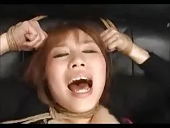 Roped asian teen na orgazem