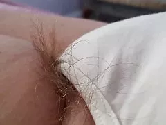 Dolgo sramne dlake, ki visi iz wifes pantys, noge