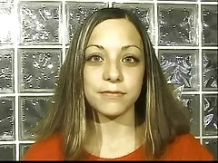Črna povzpne na posteljo in razširi noge