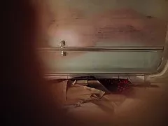 Dlakavi žena v spalnici (skrita kamera)