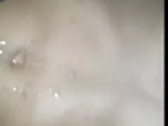 Dekle, ki se ogreva z vibrator