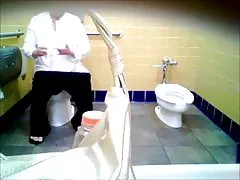 Starejša ženska v beli barvi z očali