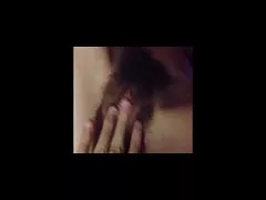Kosmato muco z zavezanimi očmi