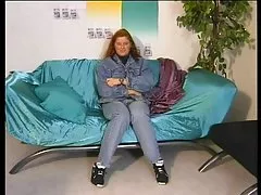 Sramežljiva rdečelaska teen končno razkriva kosmato pizdo
