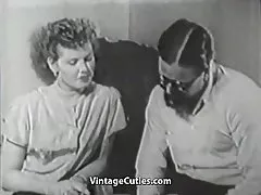 Dlakavi fant prodira svojega prijatelja (letnik 1950-ih)
