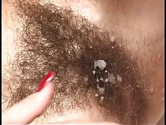 Dlakavi blondinka s črno bush in velika rit vožnja težko!