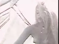 Pravi voajerja - garderobo - lepa blondinka poskuša bikini