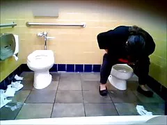 BBW ženska lebdi nad malček WC