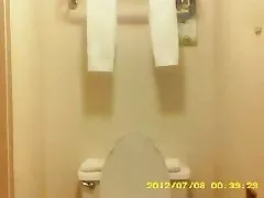 Dlakavi žena v kopalnici na skrita kamera