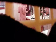 Skrita kamera - zrela 55 yo ujete v kopalnici