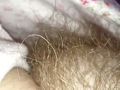 Podirajo njeno jammies v razkrivajo njeno mehko kosmato muco kupček