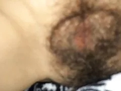 Cumming na njeno kosmato muco, nato jedo moje cum