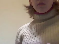 Teen igra s steklenico v WC
