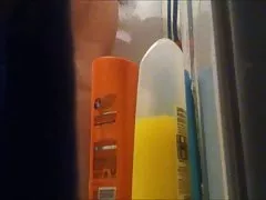 Gola mama jih skrita kamera ujela v tuš