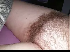 Žena lepo mehko puhasto kosmato muco samo iz tuš,