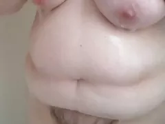 BBW tuš pred spanjem pranje njeno kosmato muco, prsi, trebuh